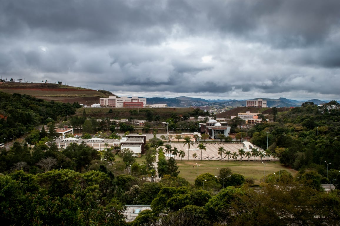 Vista aérea do campus da UFJF, com áreas verdes e morros ao fundo