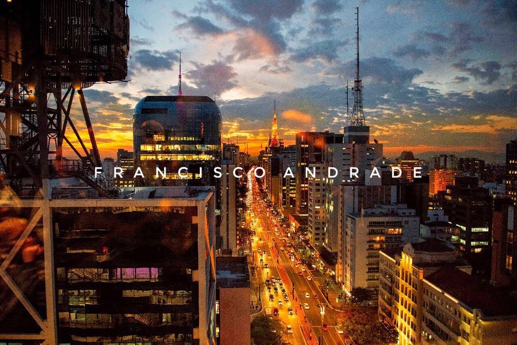 Avenida Paulista ao entardecer, cartão-postal da capital paulista