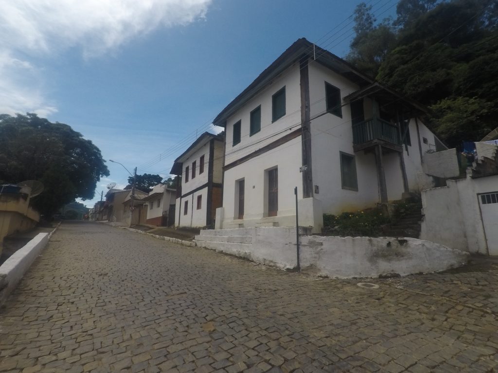 Centro urbano de pequena cidade capixaba ao entardecer, com casarões históricos