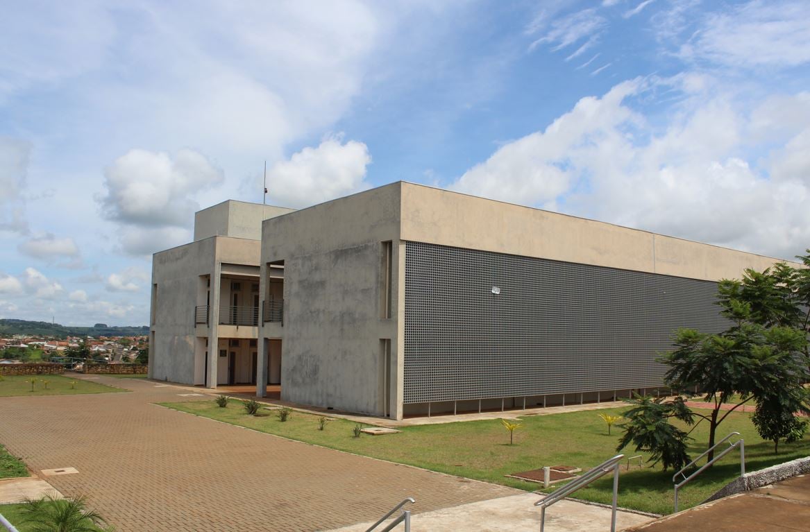 Fachada de edifício acadêmico da UFLA, em dia de céu aberto