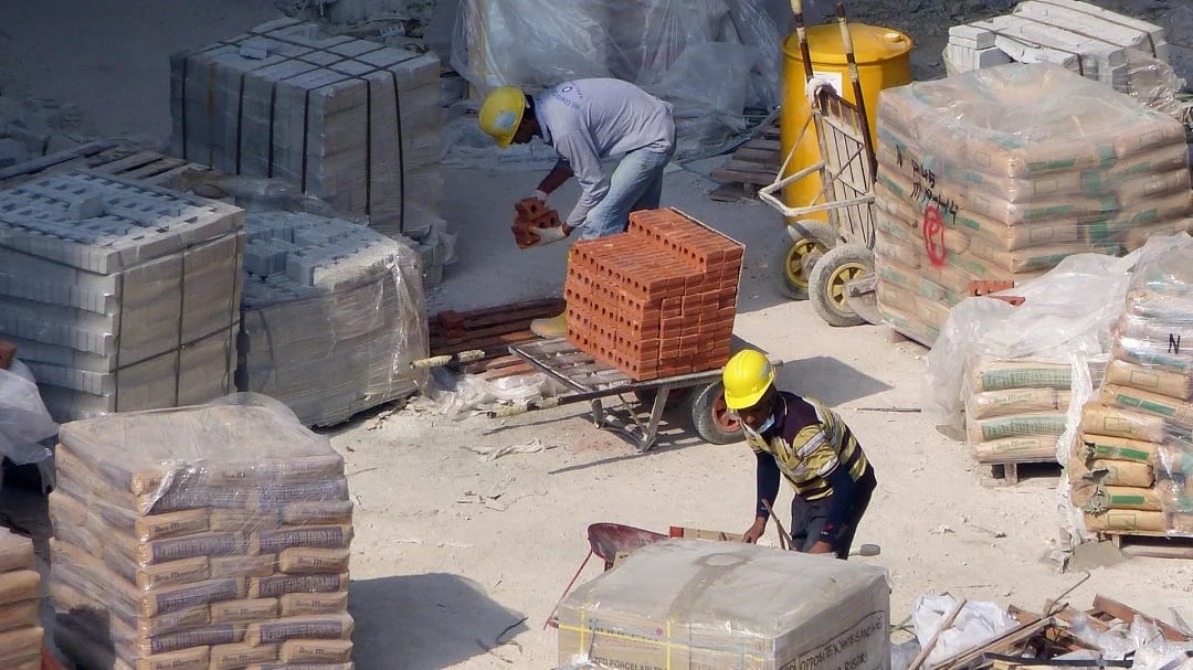 Engenheiros civis em obra urbana, utilizando EPIs