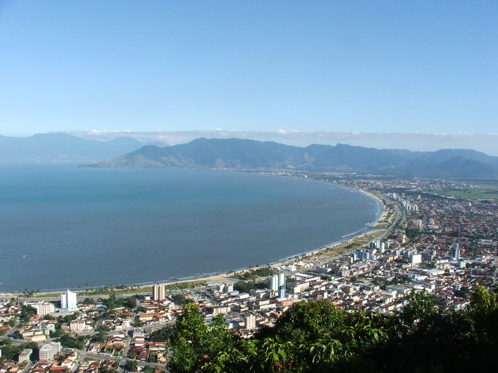 Vista aérea da costa de Caraguatatuba, com praias e a Serra do Mar ao fundo