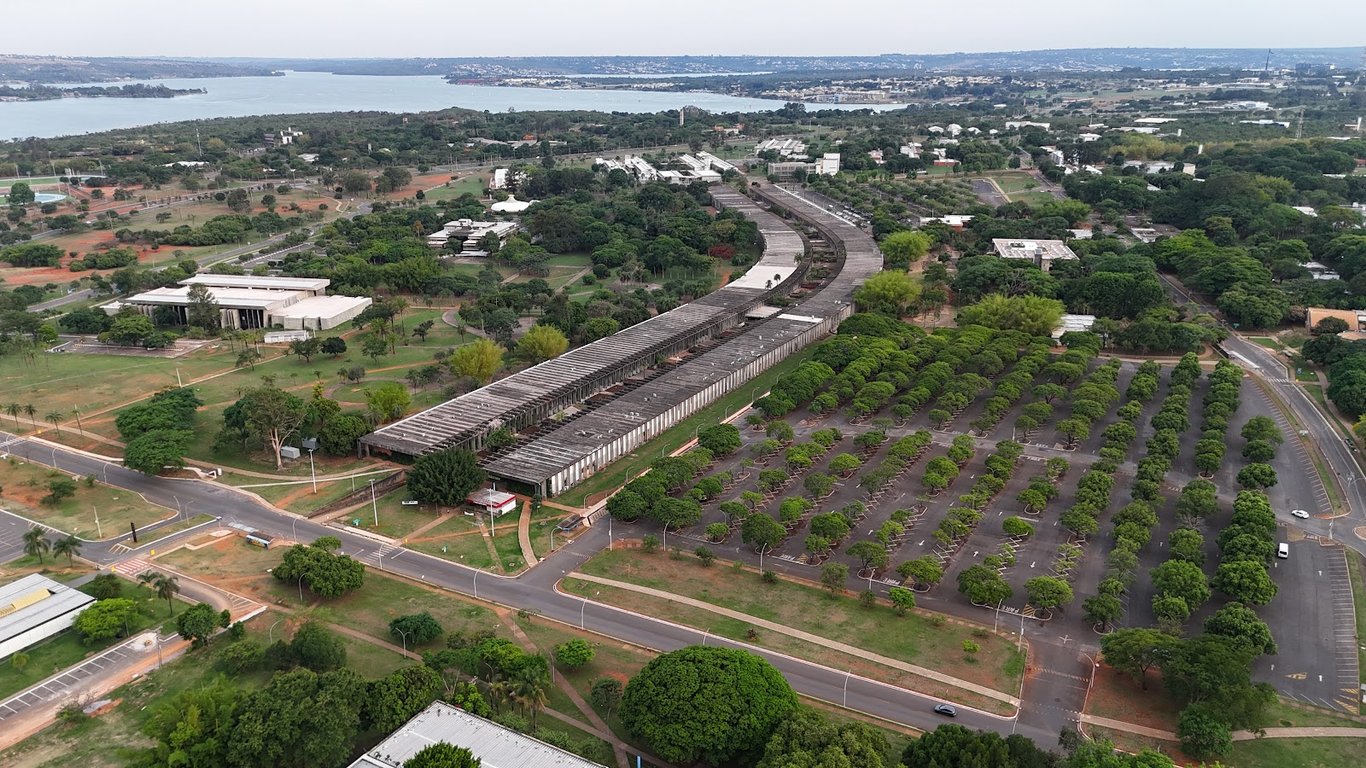 Vista aérea do campus Darcy Ribeiro da UnB, com o ICC (Minhocão) e áreas verdes