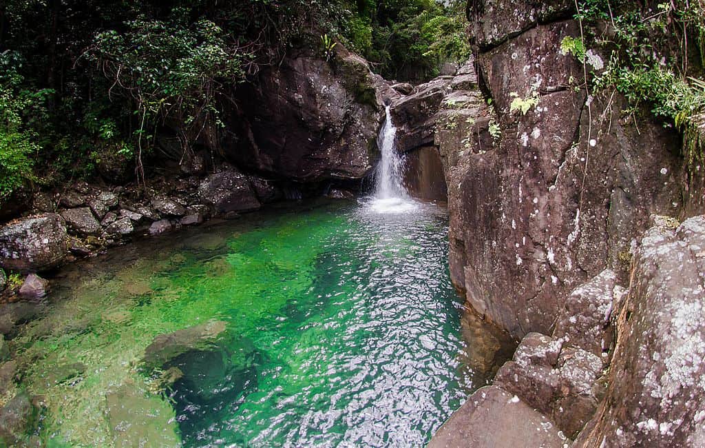 Paisagem da região sul capixaba, com água e vegetação em clima de reportagem