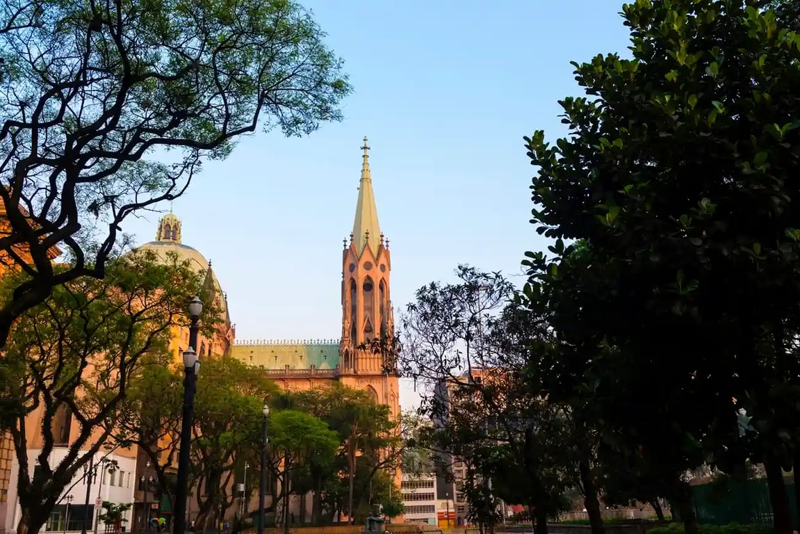 Centro urbano de Miracatu, com igreja e praça arborizada