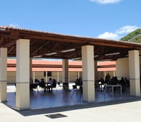Área de convivência do campus da Unilab em Redenção CE, com estudantes e vegetação.