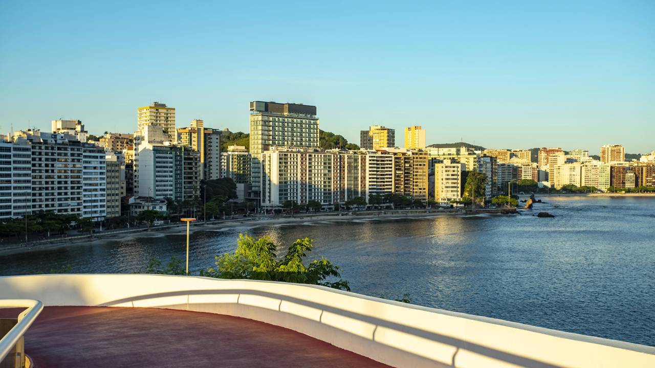 Vista de Niterói e Baía de Guanabara ao entardecer