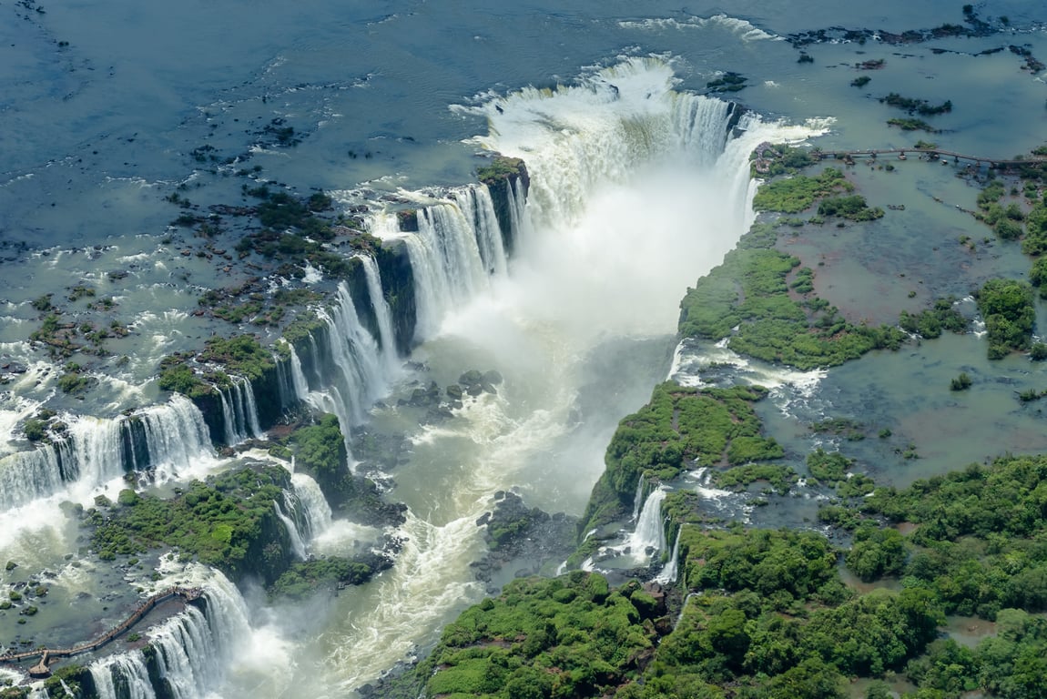 Vista panorâmica das Cataratas do Iguaçu no Parque Nacional do Iguaçu