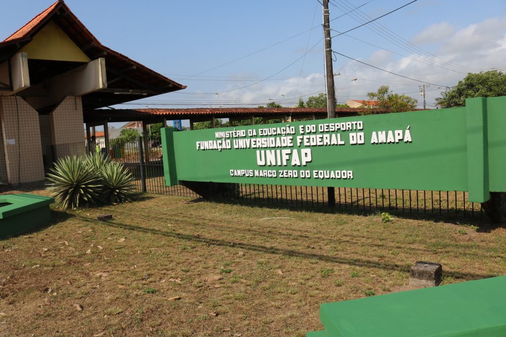 Vista do campus da UNIFAP, com prédios acadêmicos cercados por vegetação amazônica