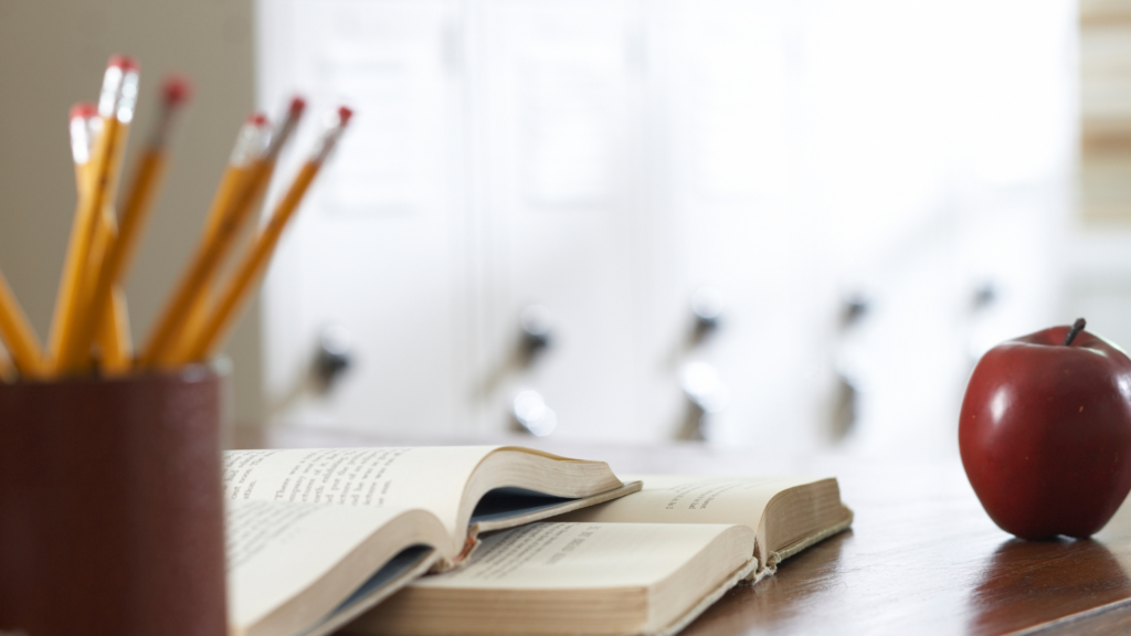 Ambiente escolar com materiais de ensino sobre mesa