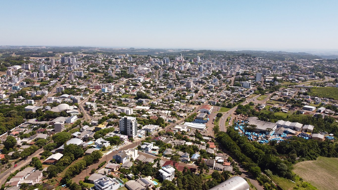 Vista aérea de pequena cidade no noroeste do Rio Grande do Sul