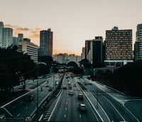 Skyline de Goiânia ao pôr do sol, com prédios modernos e áreas verdes