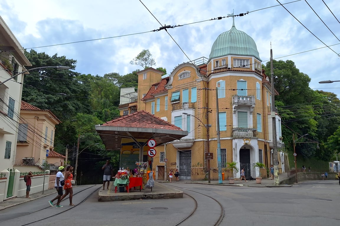 Cenário urbano em bairro tradicional do Rio de Janeiro, com arquitetura histórica e atmosfera de centro expandido