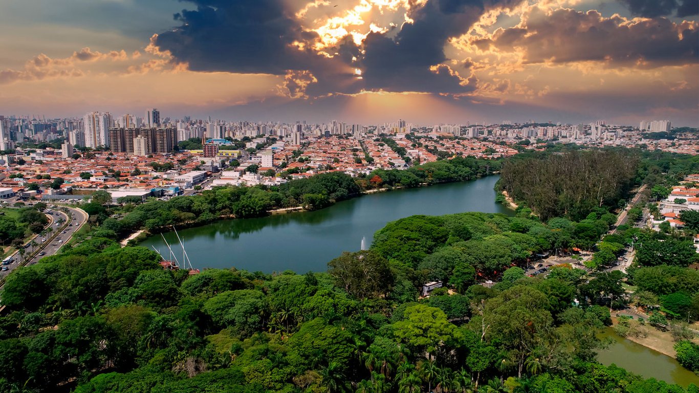 Botucatu SP e a Cuesta ao fundo