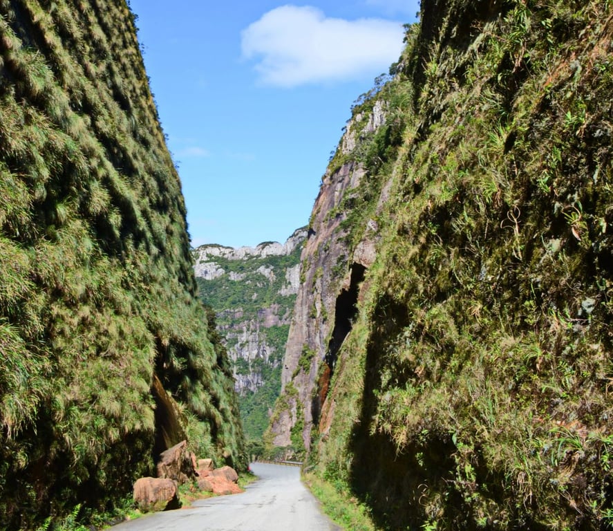 Estrada cênica na Serra do Corvo Branco, com paredões rochosos
