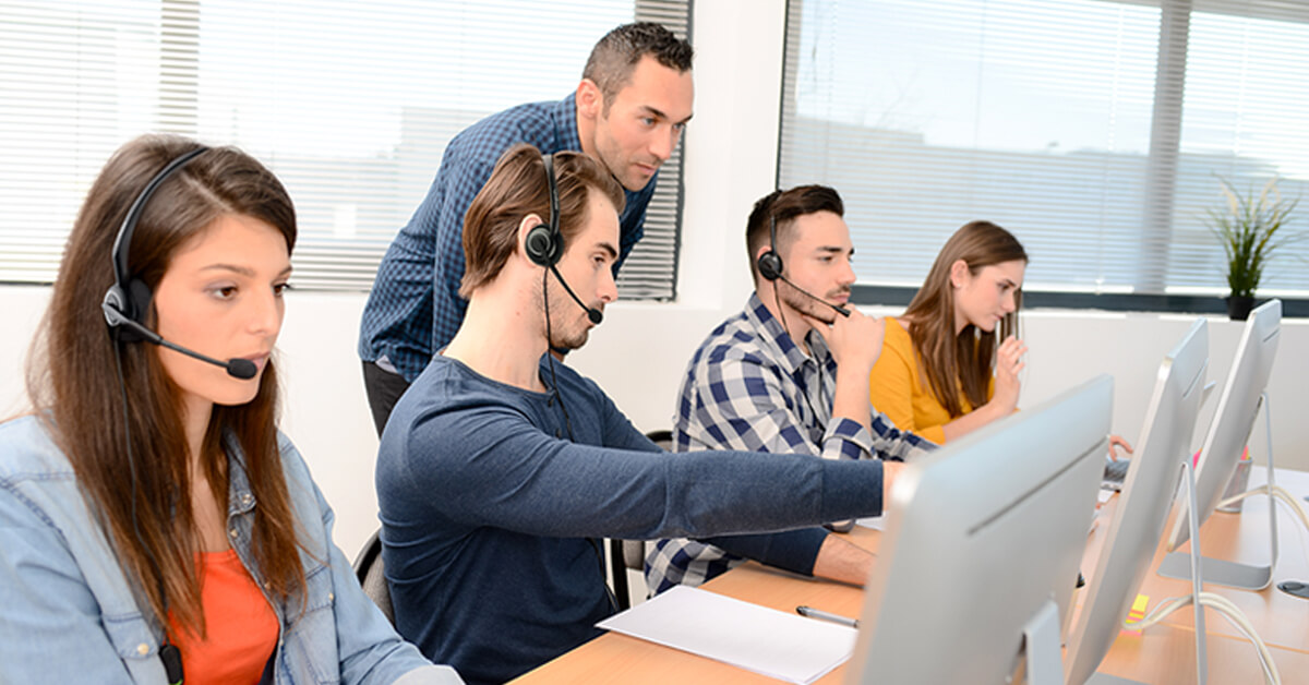 Profissional de saúde em estação de regulação médica