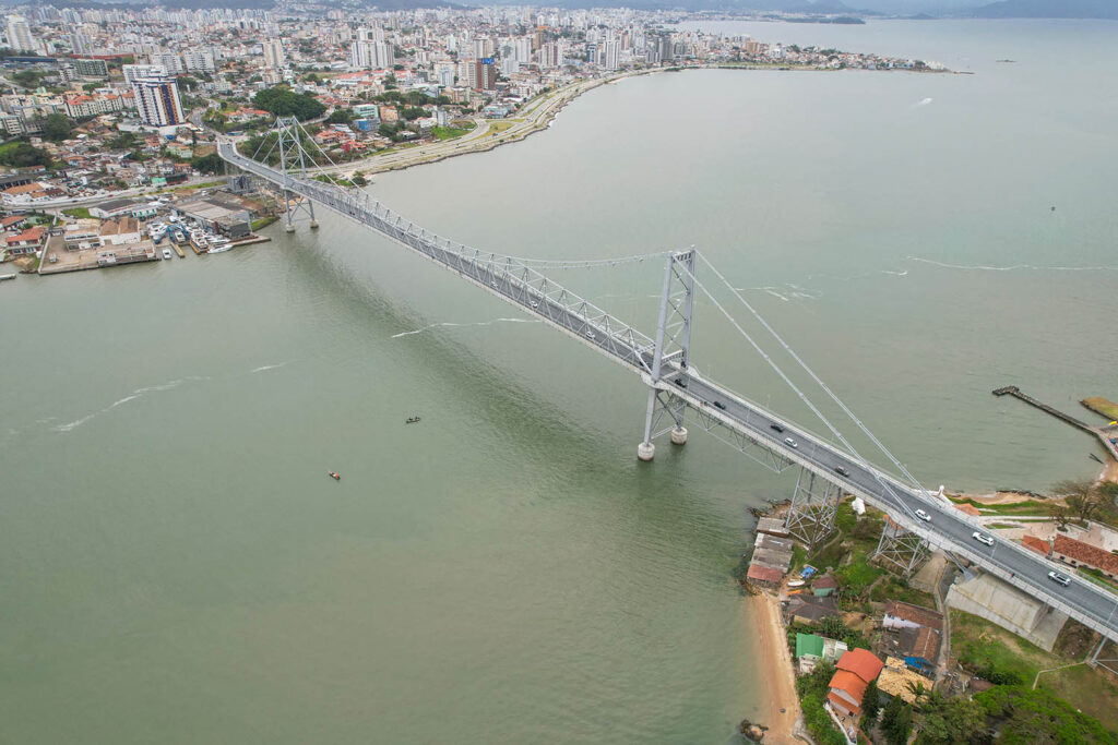 Vista aérea da ponte Hercílio Luz, cartão-postal de Florianópolis