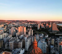 Vista aérea de Porto Alegre ao entardecer