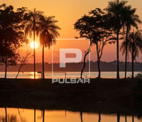 Paisagem de represa no interior paulista ao entardecer