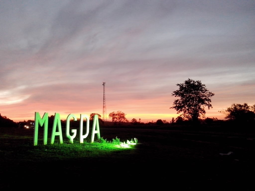 Letreiro de Magda ao entardecer