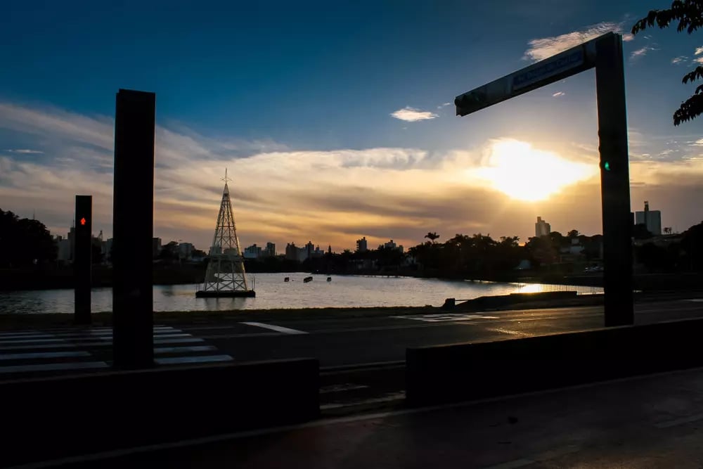 Vista urbana de São José do Rio Preto ao entardecer, com lago e skyline ao fundo