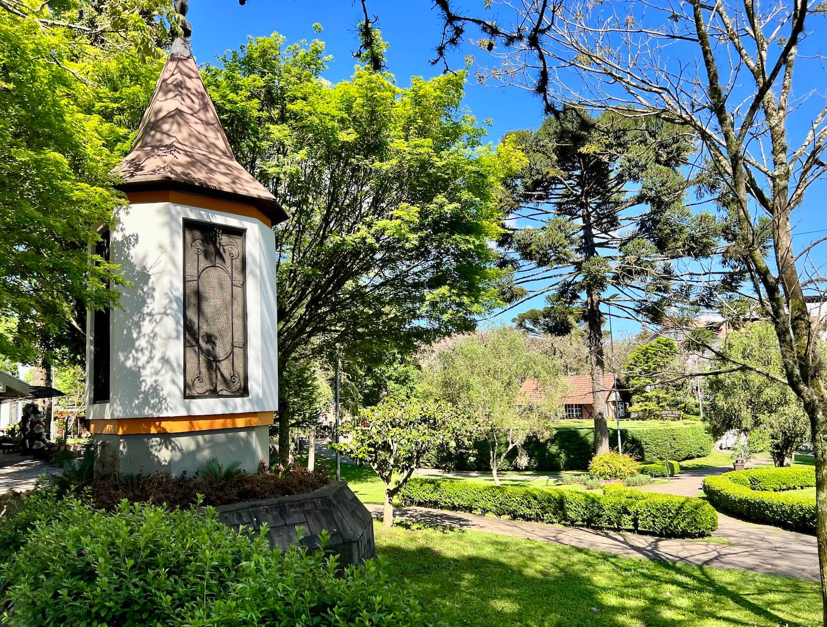 Centro de Nova Petrópolis, com arquitetura de influência alemã e jardins floridos