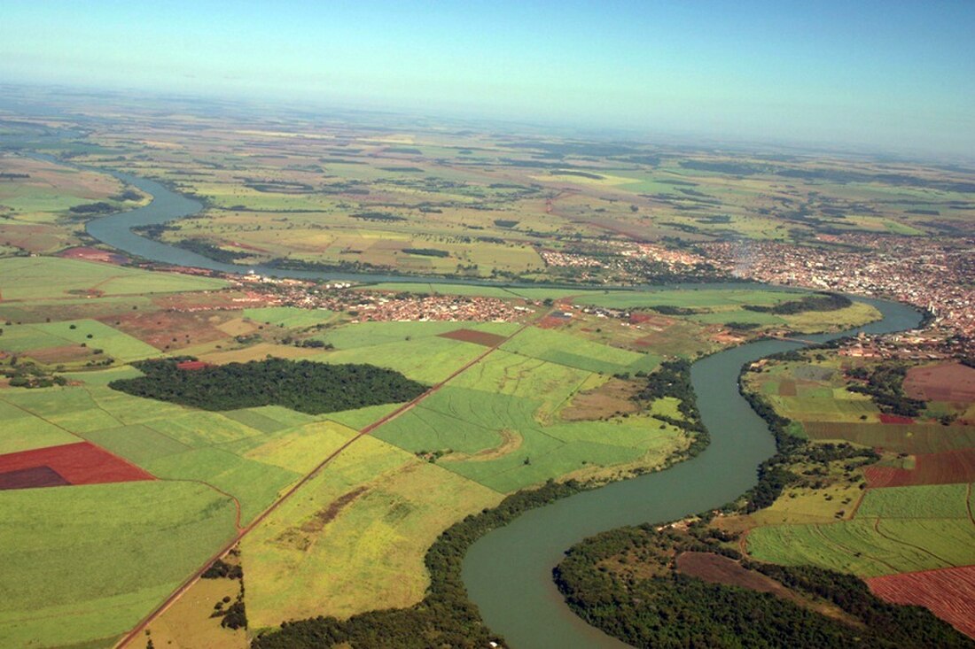 Vista aérea de área às margens do rio Paranaíba, no Triângulo Mineiro.
