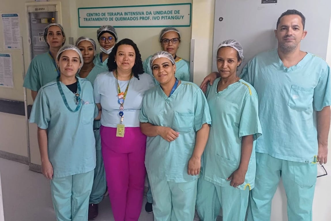 Equipe de UTI em ambiente hospitalar público