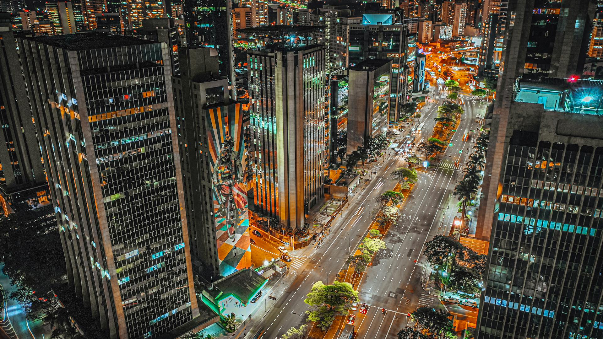 Vista urbana de São Paulo com prédios empresariais e vias expressas ao entardecer