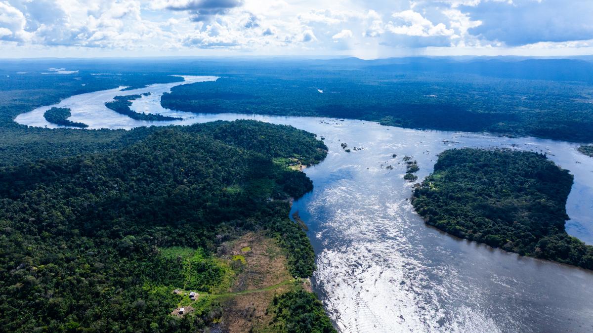 Vista aérea do rio Xingu e entorno urbano no Pará