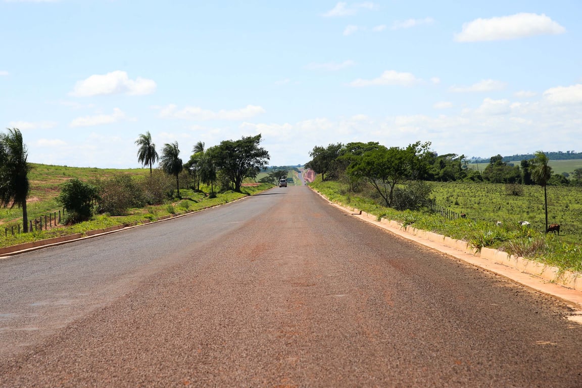 Estrada e paisagem rural no Noroeste do Paraná