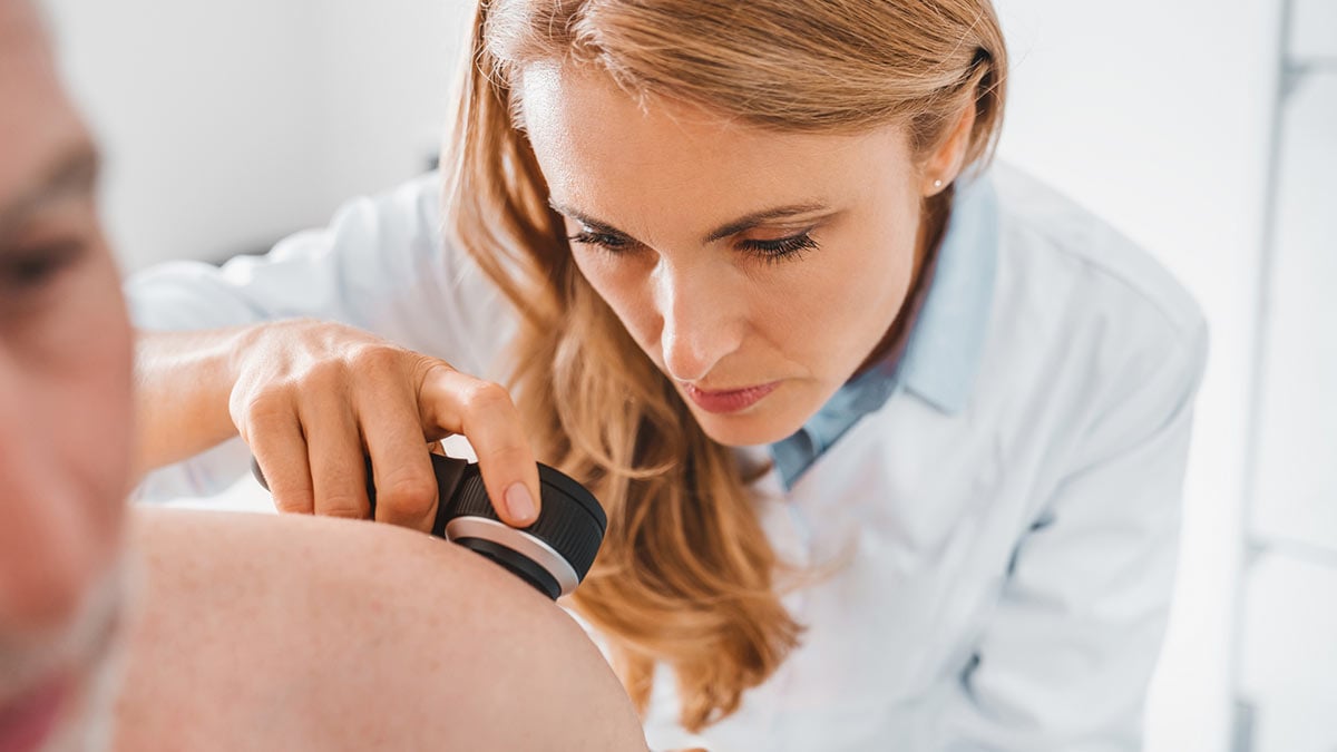 Atendimento dermatológico em ambulatório