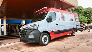 Ambulância do SAMU 192 em deslocamento urbano