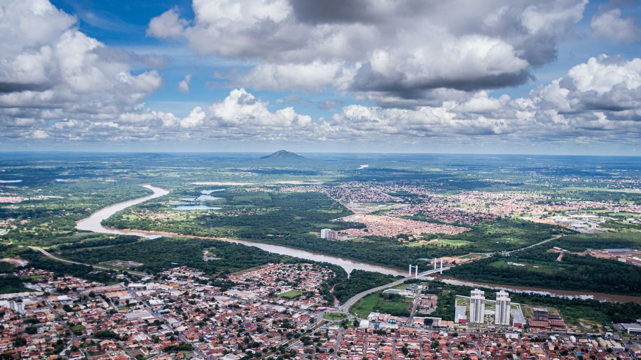 Vista aérea de Cuiabá com o rio ao fundo