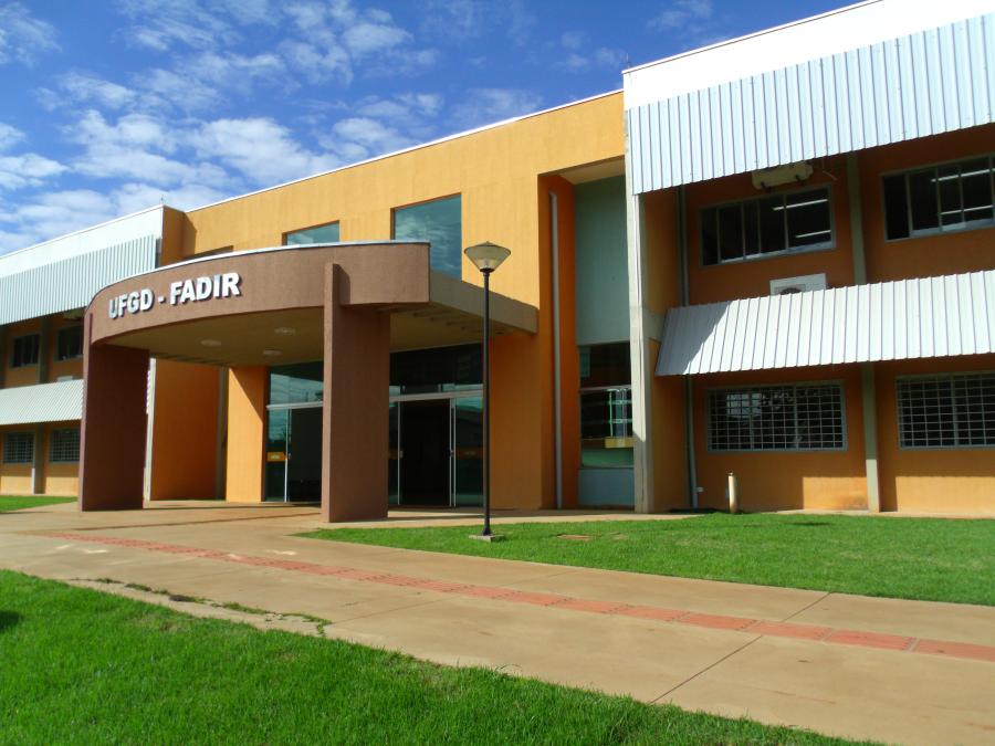 Campus da UFGD com prédios acadêmicos e áreas verdes
