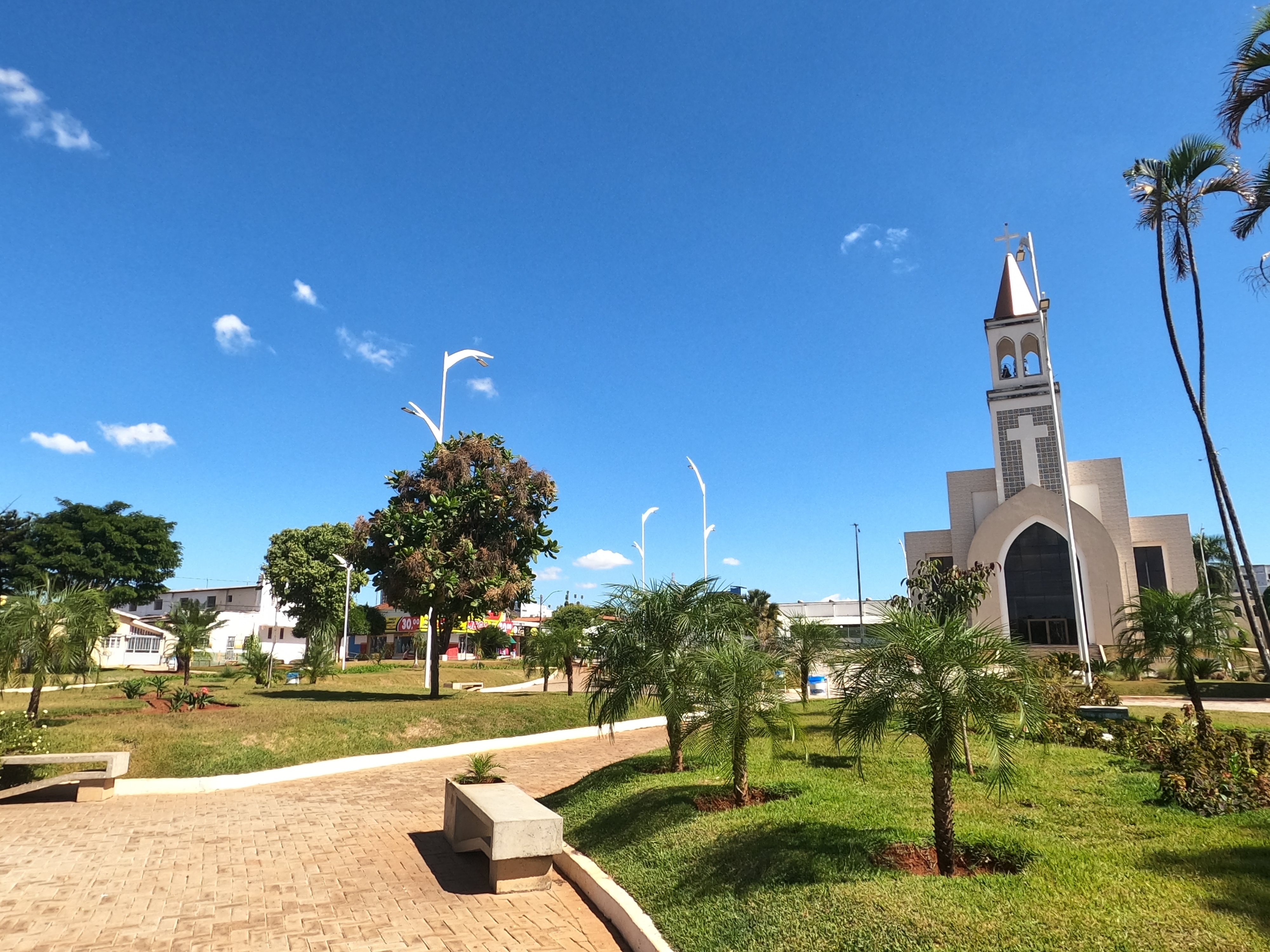 Praça central de Nerópolis GO