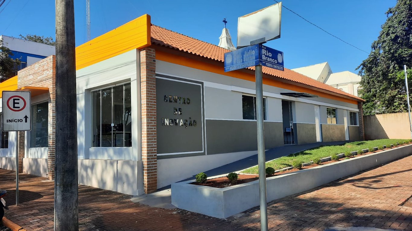 Fachada do Centro de Inovação de Santo Augusto RS em dia ensolarado, sem presença de pessoas.