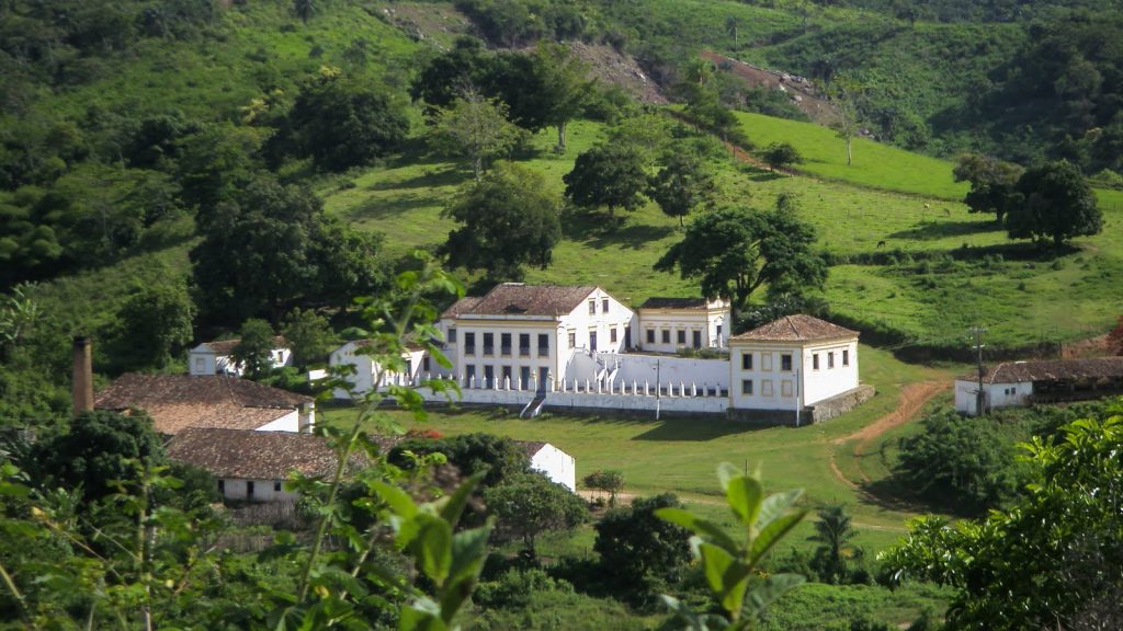 Paisagem serrana do Brejo Paraibano, com construções históricas e áreas verdes ao fundo