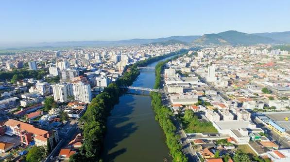 Vista aérea de Tubarão SC com o rio e a área urbana ao fundo