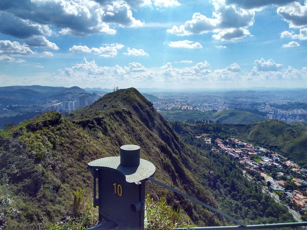 Horizonte de Belo Horizonte com a Serra do Curral ao fundo