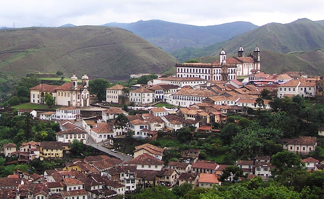 Vista de Ouro Preto com casario colonial e montanhas ao fundo