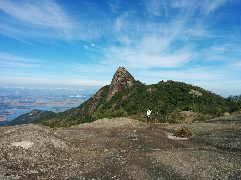 Paisagem serrana no Sul de Minas: relevo, vegetação e céu azul ao fundo