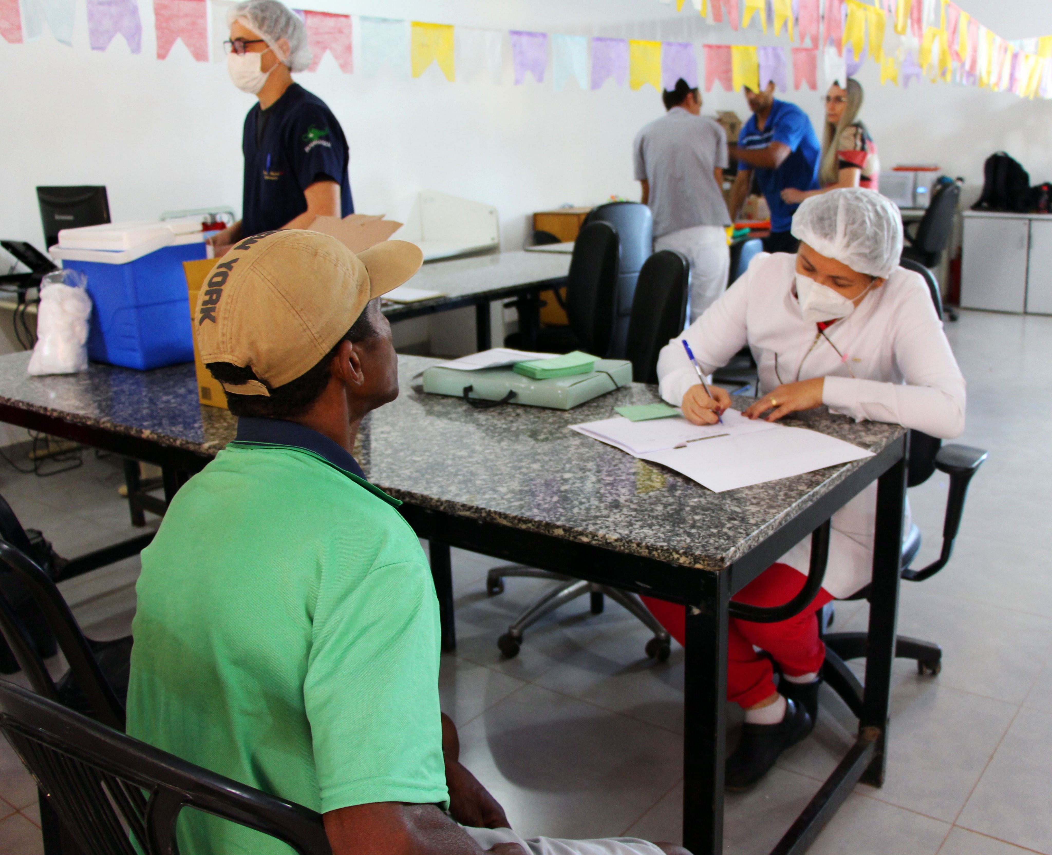 Equipe multiprofissional de atenção básica em atendimento