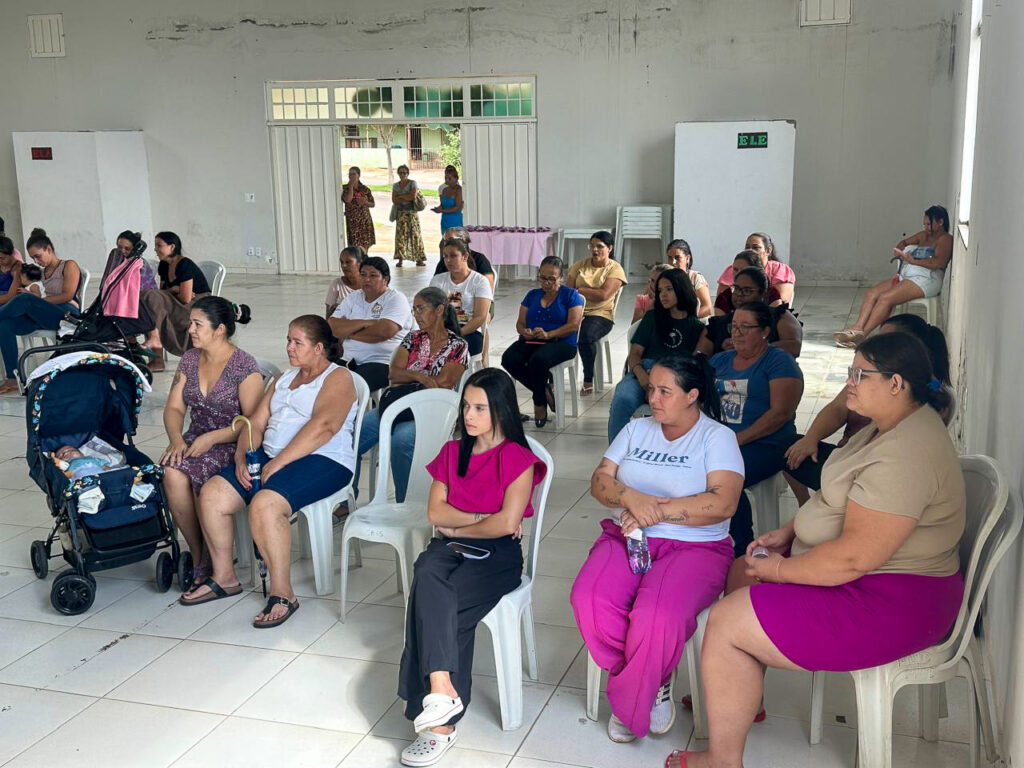 Encontro comunitário em espaço de assistência social