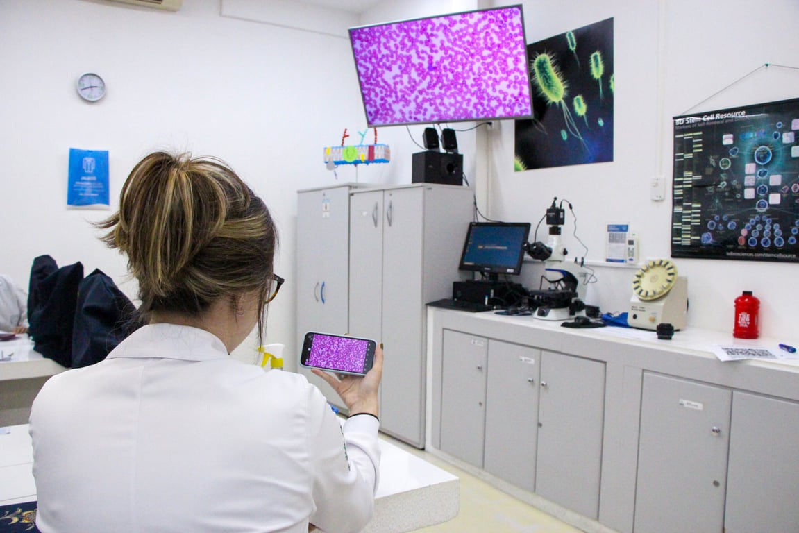 Laboratório clínico universitário moderno com profissional em atividade