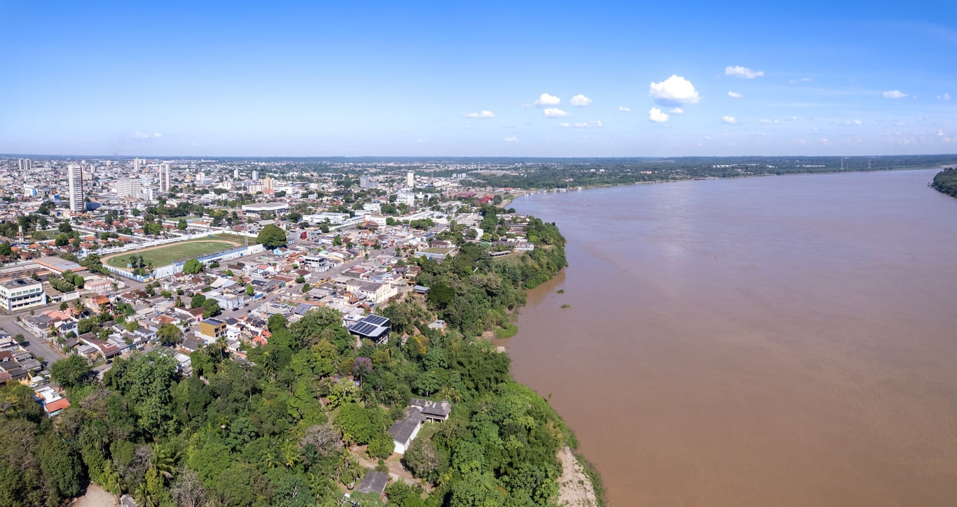 Vista aérea de Porto Velho e o Rio Madeira ao entardecer
