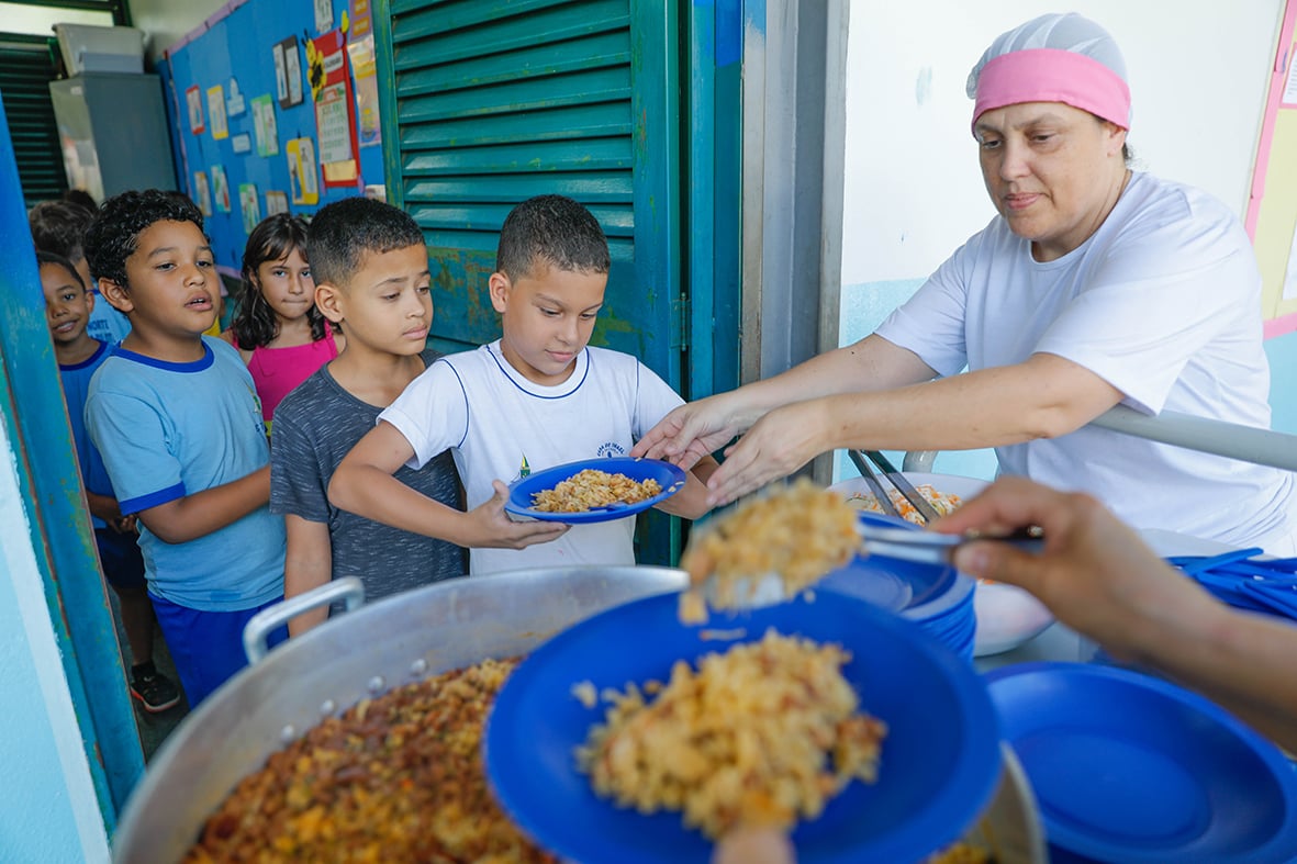Alimentação escolar: bandejas e serviço em refeitório