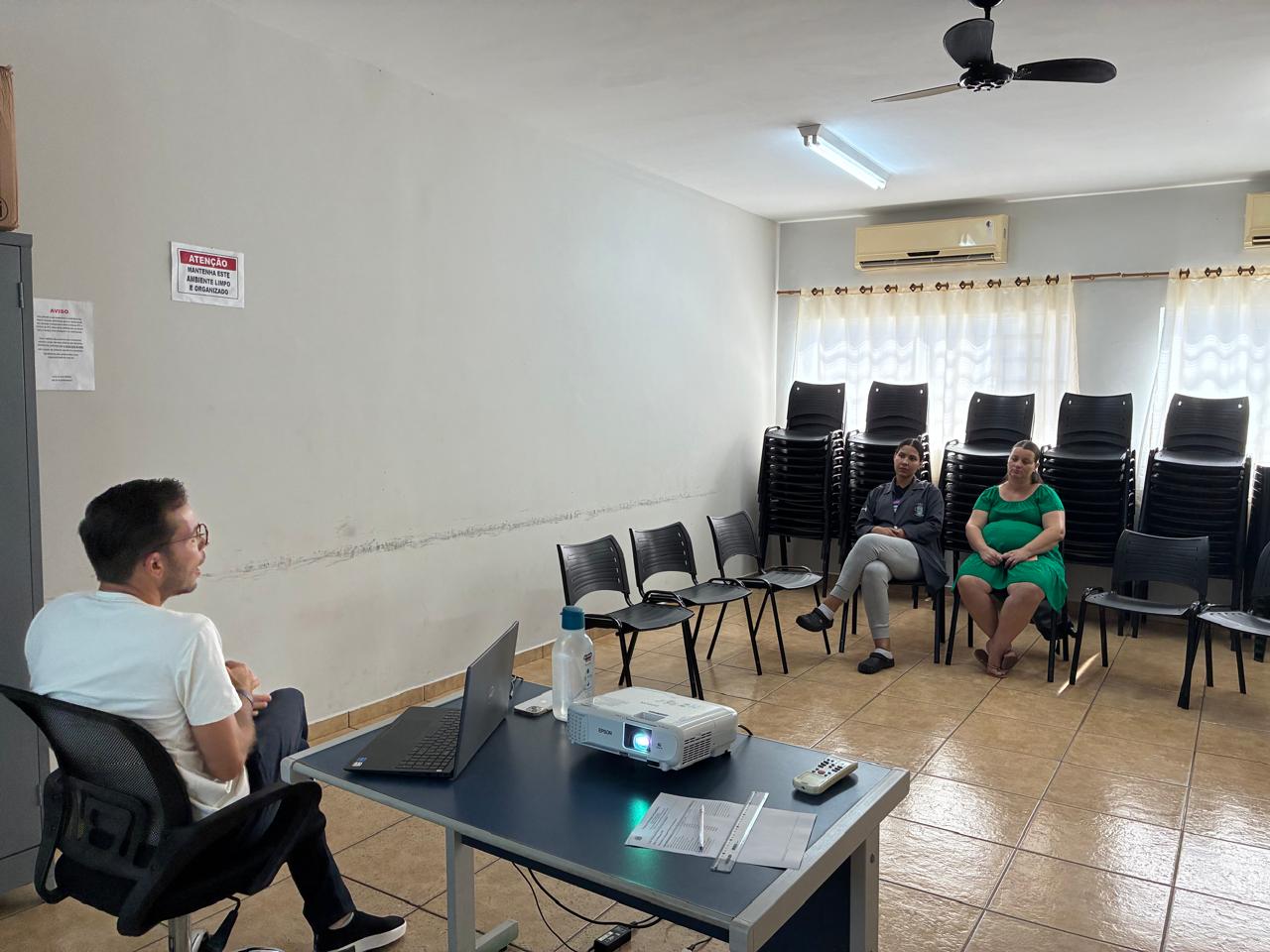 Reunião de equipe e comunidade em ambiente de assistência social