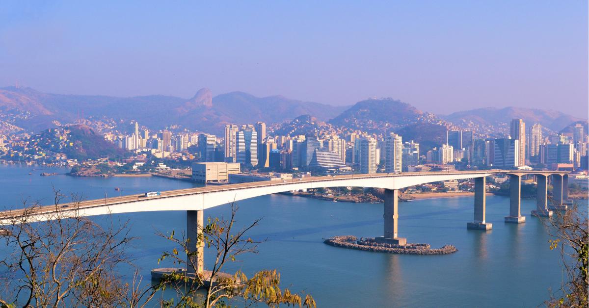 Vista panorâmica de Venda Nova do Imigrante ES, com montanhas verdes, construções baixas e céu azul