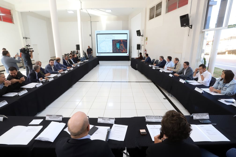 Equipe administrativa em reunião, representando a atuação do analista na gestão hospitalar